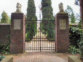 Das Eingangstor zum Klosterfriedhof in Steyl