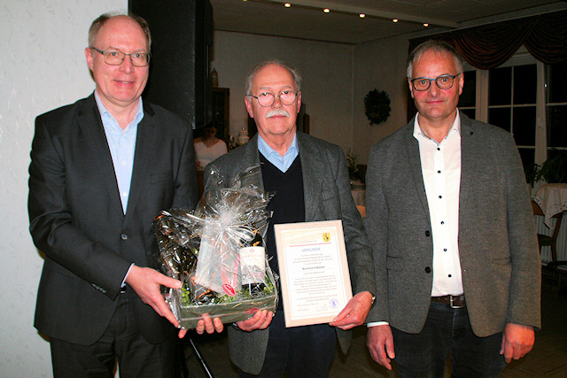 Dank an Ortsheimatpfleger Bernhard Kößmeier (mi.) vom Vorsitzenden Paul Bentler (re.) und seinem Stellvertreter Klaus Troja (li.)