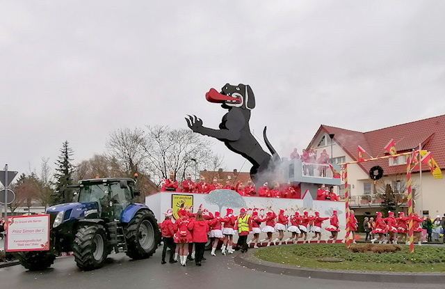 Boker Karnevalisten nehmen am Rosenmontagsumzug in Delbrück teil
