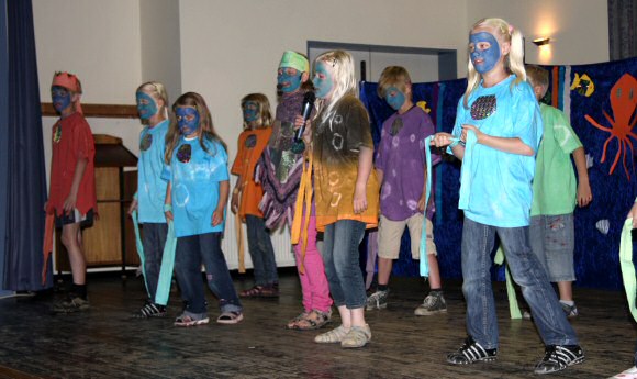 Kinder der Tanz-AG führen das Musical „Kinder der Tanz-AG führen das Musical „Der Regenbogenfisch“ auf“ auf