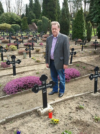 Günter Jürgensmeier entzündete am Grab von Pater Hellinge zum Genken ein Grablicht