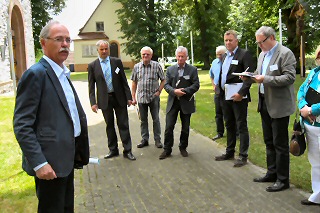 Ortsheimatpfleger Bernhard Kößmeier informiert über die Boker St. Landolinus Pfarrkirche.