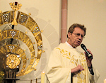 Pater Josef Schulte bei einer Predigt
