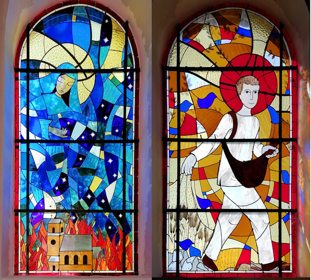 Im Chor der Kirche eingesetzte Buntglasfenster - Thema: Drama vom August 2014 und Sämann
