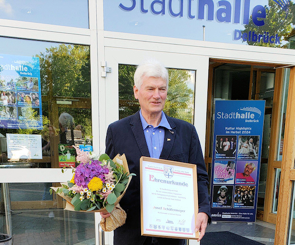 Josef Schäfermeyer freut sich über die von der Stadt Delbrück verliehene Ehrennadel für das ehrenamtliche Engagement