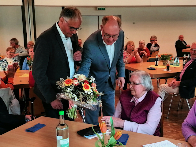 Ehrung der ältesten Teilnehmerin des Seniorennachmittags - Ein Blumenstrauß für Frau Theresia Jostmeier