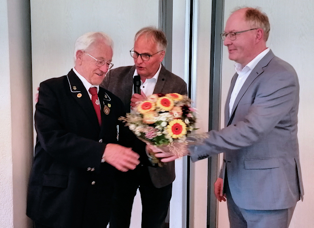 Ehrung des ältesten Teilnehmers des Seniorennachmittags - Ein Blumenstrauß für Herrn Josef Koch