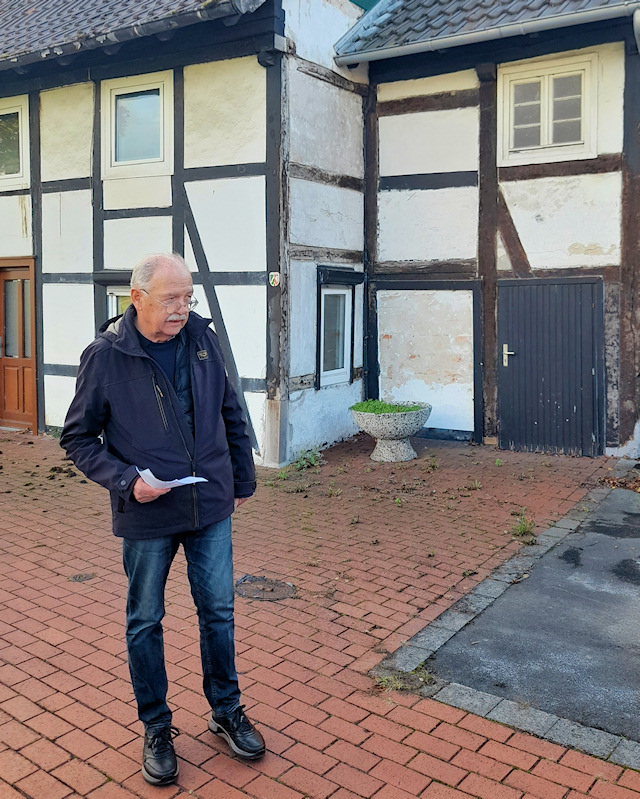 Bernhard Kößmeier gibt einen geschichtlichen Überblick über das denkmalgeschützte Schulgebäude auf Ringboke
