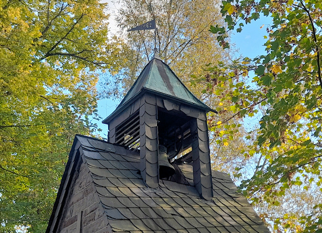 Die sanierungsbedürftige Marien-Glocke aus dem Jahr 1726 auf dem Turm des Ehrenmals