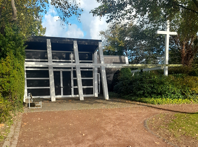 Bei der Kapelle am Eingang des Friedhofs in Boke und den Wegen zu den Gräbern besteht Instandhaltungsbedarf