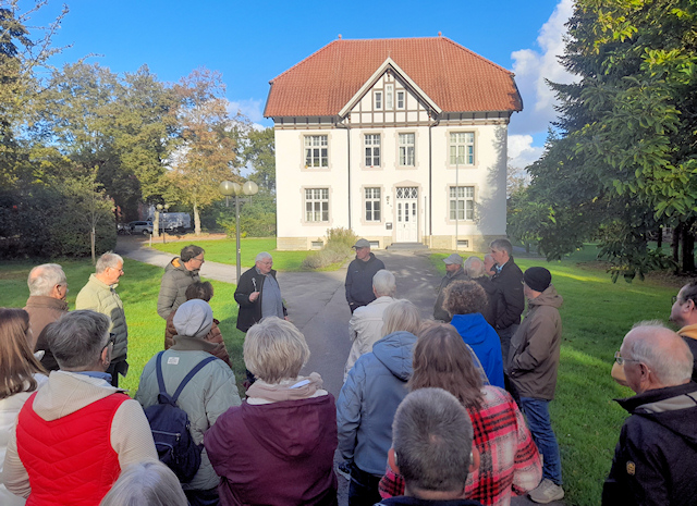 Hubert Schäfermeyer (hi. 3. v. li.) berichtet über den vom Erzbistum Paderborn geplanten Verkauf von Kirchengebäuden der Pfarrgemeinde