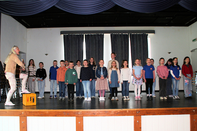 Der JEKISS-Chor der Lippe-Grundschule erfreut mit seinen Liedern die Zuhörer