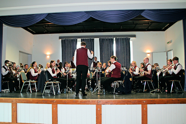 Die Musikerinnen und Musiker der Harmonie Boke unterhalten die Gäste