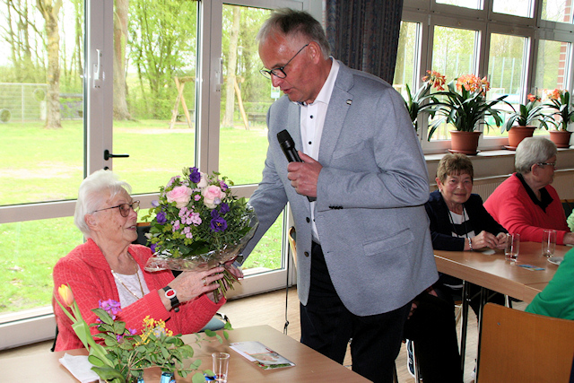 Ehrung der ältestenTeilnehmerin des Seniorennachmittags