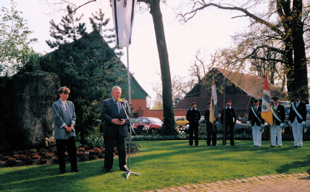 Bundestagsabgeordneter Friedhelm Ost hält die Gedenkrede am Ehrenmal Bundestagsabgeordneter Friedhelm Ost hält die Gedenkrede am Ehrenmal