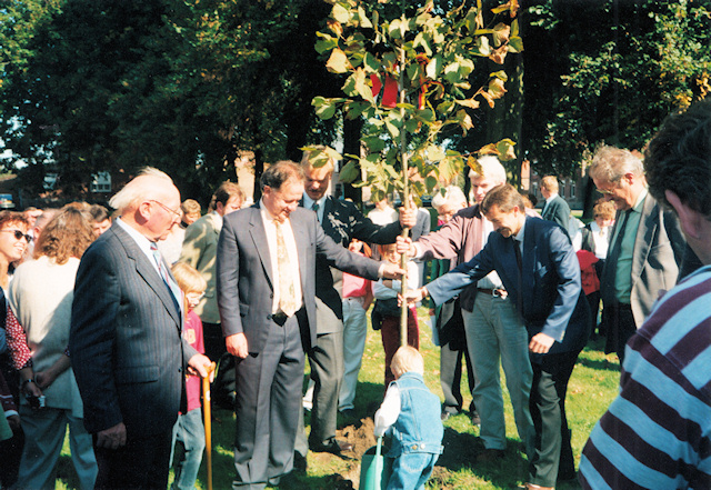 Mitglieder der Partnerschaftskomitees aus Boke und Quérénaing setzen gemeinsam die "Landelinus-Linde" in das ausgehobene Pflanzloch Mitglieder der Partnerschaftskomitees aus Boke und Quérénaing setzen gemeinsam die "Landelinus-Linde" in das ausgehobene Pflanzloch