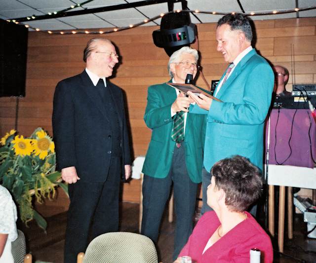 Ein Geschenk für Bürgermeister Michel François von Pfarrer Aloys Maas Ein Geschenk für Bürgermeister Michel François von Pfarrer Aloys Maas