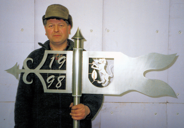 Wetterfahne für Quérénaing - Martin Fraune vom Heimatverein baute in die Kegelspitze zum Zeichen der Freundschaft zwei Geldmünzen ein Wetterfahne für Quérénaing - Martin Fraune vom Heimatverein baute in die Kegelspitze zum Zeichen der Freundschaft zwei Geldmünzen ein