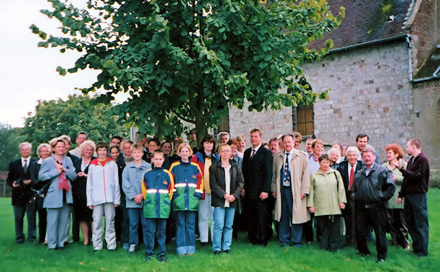 Die Besuchergruppe aus Quérénaing mit den Gastgebern vor dem Boker Bürgerhaus