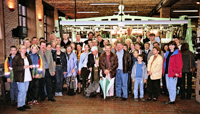 Die Besuchergruppe vor der Webmaschine aus dem 19. Jahrhundert