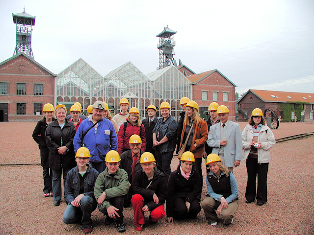 Teilnehmer der Boker Besuchergruppe vor den Fördertürmen des Bergbaumuseums in Lewarde.