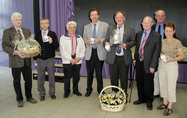 Die geehrten Partnerschaftsfreunde: (v. l. n. r.)<br />Josef Schäfermeyer Arbeitkreis Partnerschaft, Hervé Lainé Partnerschaftskomitee, Josef Brinkmann, Stellv. Bürgermeister Bernard Kaminski, Bürgermeister Michel François, Heinrich Figgemeier, Abbé Bernard Deleu, Brigitte Paniez