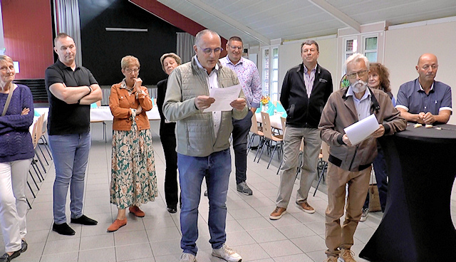Quérénaings Bürgermeister Didier Joveniaux begrüßt die Boker Delegation und bedankt sich für "die schöne Überraschung" Quérénaings Bürgermeister Didier Joveniaux begrüßt die Boker Delegation und bedankt sich für "die schöne Überraschung"