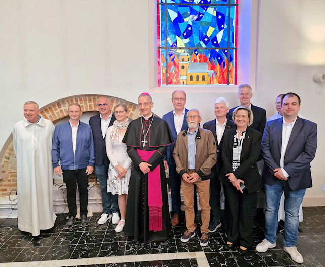 Delegation aus Boke nimmt an der Einweihungsfeier neuer Buntglasfenster der Kirche St. Landelin in Quérénaing teil