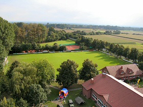 Tennisplatz, Sportplatz und Sportheim